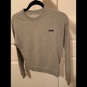 NWOT H&M light crew neck